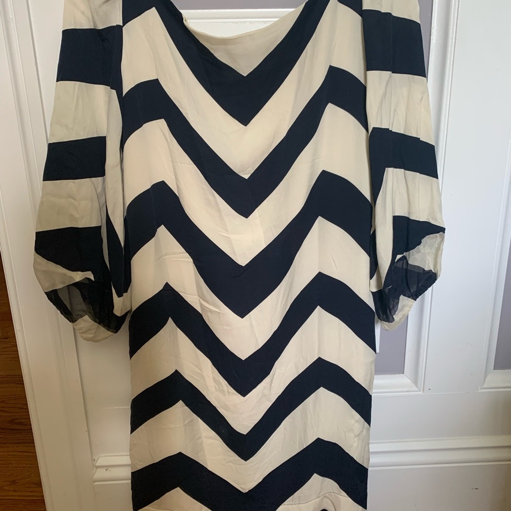 Diane Von Furstenberg blue and cream chevron pattern dress - size 2 .